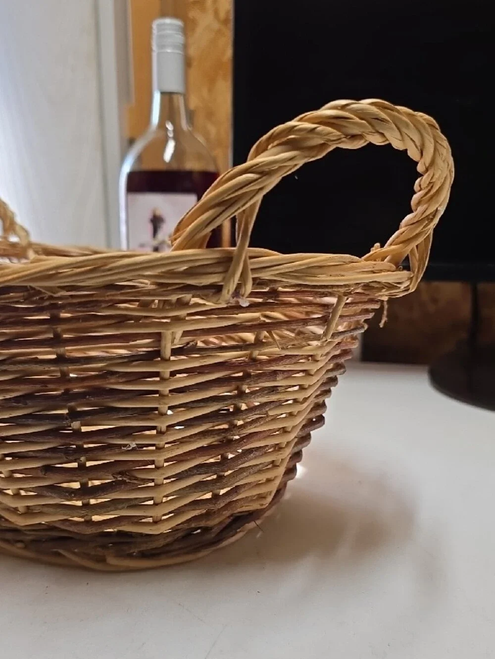 Vtg.Woven Rattan Serving Basket in Natural Brown - (226)